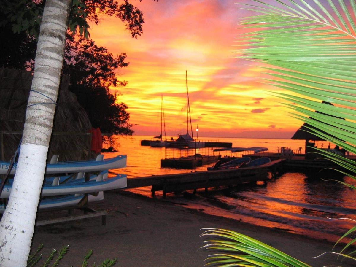 Denny'S Beach Resort Hotel Mariscos Esterno foto